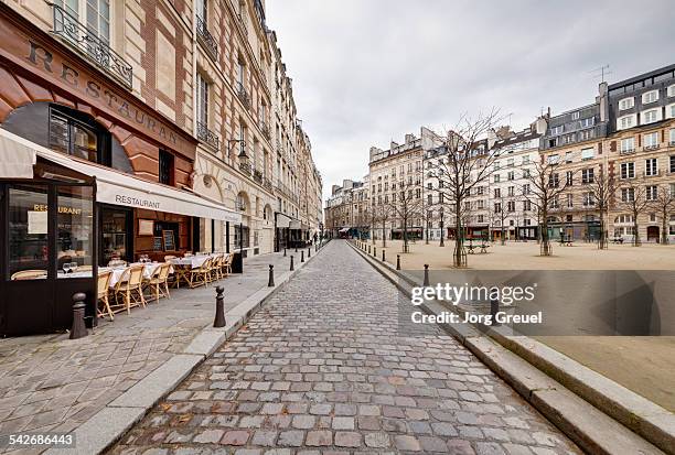 place dauphine - paris france cafe stock pictures, royalty-free photos & images