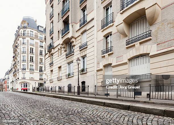 montmartre - paris street stock-fotos und bilder