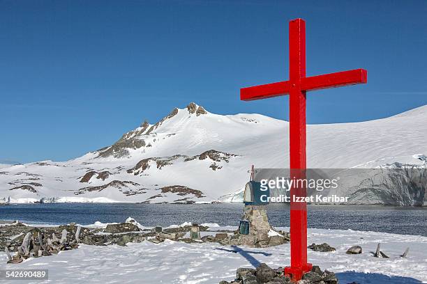 base presidente eduardo frei montalva, antarctica - red cross stock-fotos und bilder