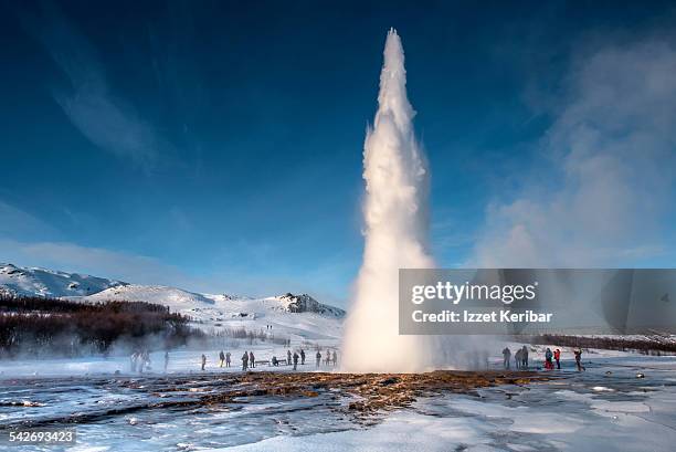great geysir in southwestern iceland - géiser fotografías e imágenes de stock
