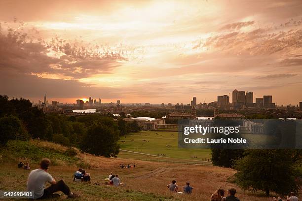 people watching sunset, greenwich, london, england - greenwich park stockfoto's en -beelden