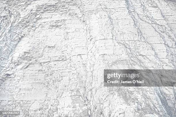 white chalk-cliff close-up - carbonato di calcio foto e immagini stock