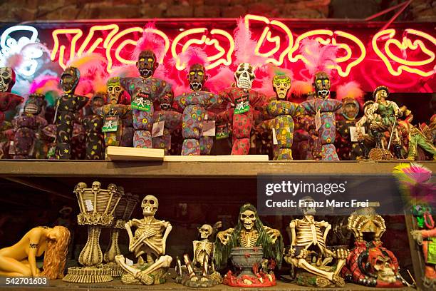 voodoosouvenirs, french quarter, new orleans - louisiana voodoo photos et images de collection