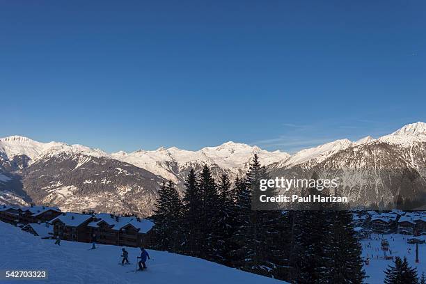 courchevel ski resort at dusk - courchevel - fotografias e filmes do acervo