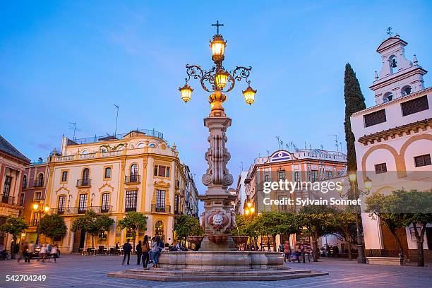 seville, plaza virgen de los reyes at dusk - sevilla spain stock-fotos und bilder