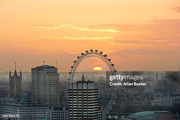 elevated view of the millennium wheel at sunset - ロンドン・アイ ストックフォトと画像