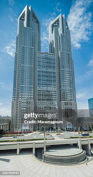 shinjuku, tokyo metropolitan government building - regierungsgebäude der präfektur tokio stock-fotos und bilder