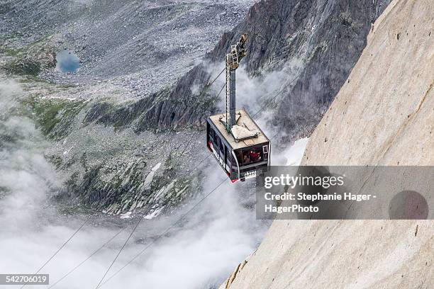 cable car on mountainside - aiguille de midi fotografías e imágenes de stock