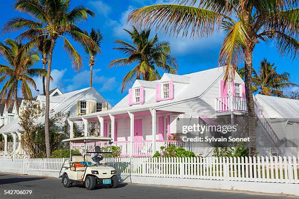 bahamas, harbour island, house along bay street - isla harbor fotografías e imágenes de stock