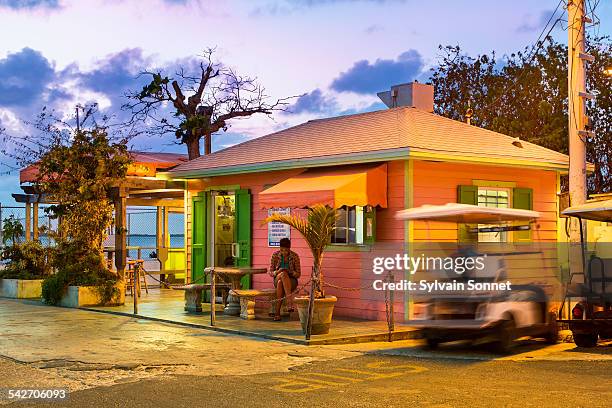 bahamas, harbour island, street in dunmore town - isla harbor fotografías e imágenes de stock