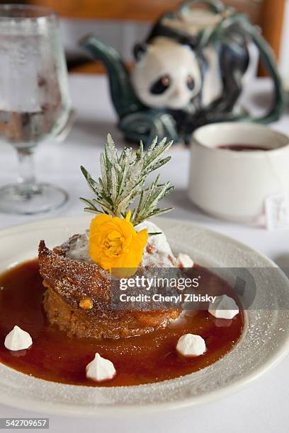 bourbon and caramel bread pudding - caramel bread pudding stock pictures, royalty-free photos & images