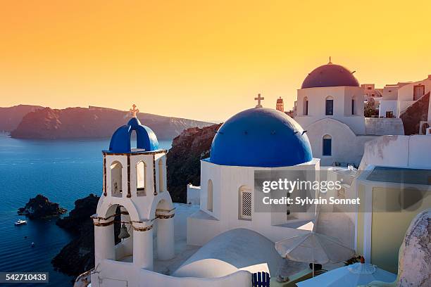 oia at sunset, santorini island, greece - griechische inseln stock-fotos und bilder