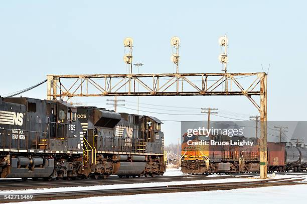 freight train meet - イリノイ州 オーロラ ストックフォトと画像