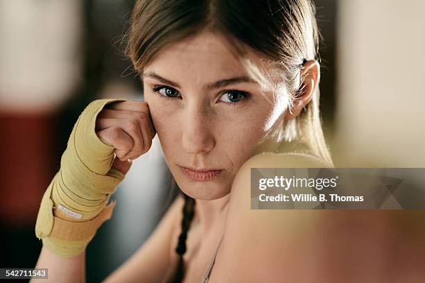 portrait of woman in fighting stance - female fist fights stockfoto's en -beelden