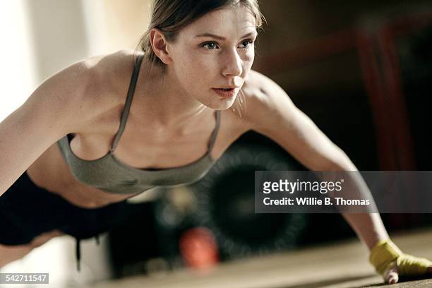 focused female boxer doing push-ups - women working out gym stock pictures, royalty-free photos & images