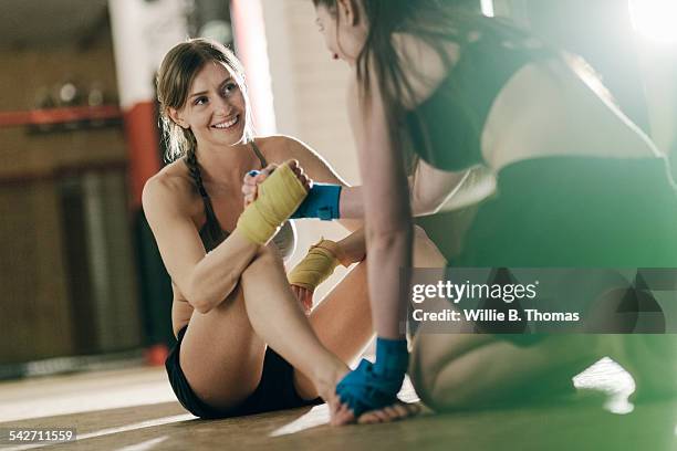 female boxers shaking hands - sparring foto e immagini stock