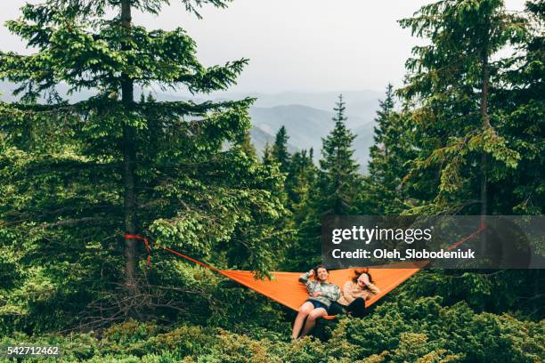 due ragazze in amaca - hammock foto e immagini stock