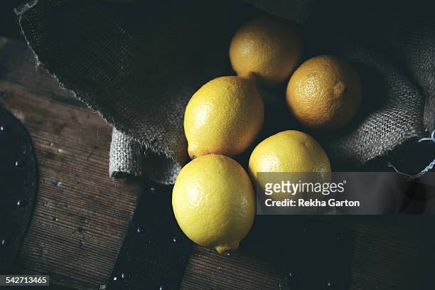 lemons in a hessian sack - rekha garton stock-fotos und bilder