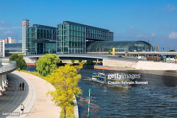 berlin, a tour boat on the spree river - berlin hauptbahnhof stock-fotos und bilder