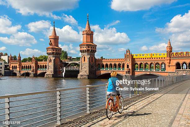 berlin, oberbaum bridge - oberbaumbrücke fotografías e imágenes de stock