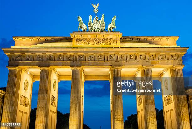 berlin, brandenburg gate at dusk - quadriga statue brandenburg gate stock-fotos und bilder