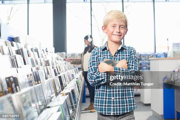 little boy found a new cd - elektromarkt foto e immagini stock