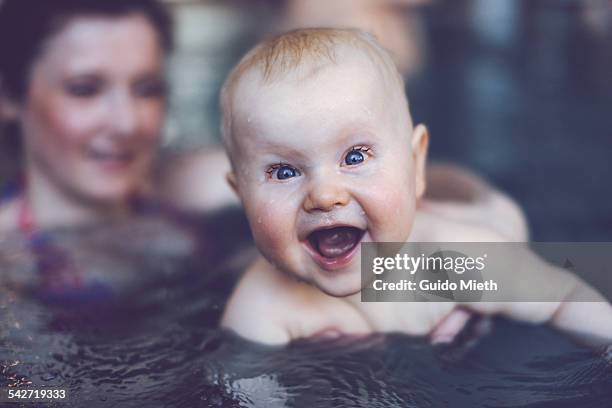baby swimming. - baby swimmer stock-fotos und bilder