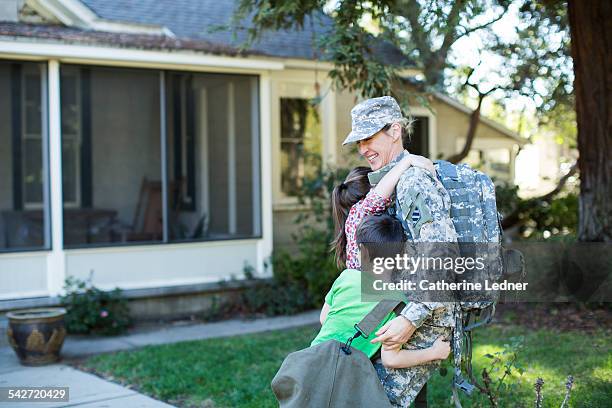 military mom coming home - welcome to los angeles stock pictures, royalty-free photos & images