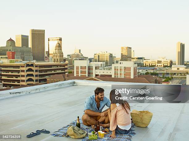 couple on a rooftop - pique nique photos et images de collection