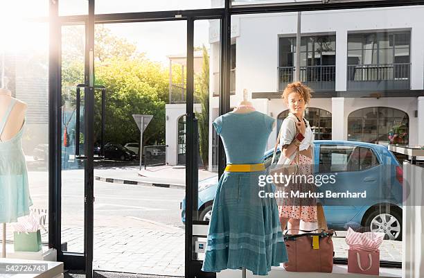young woman shopping - schaufenster stock-fotos und bilder