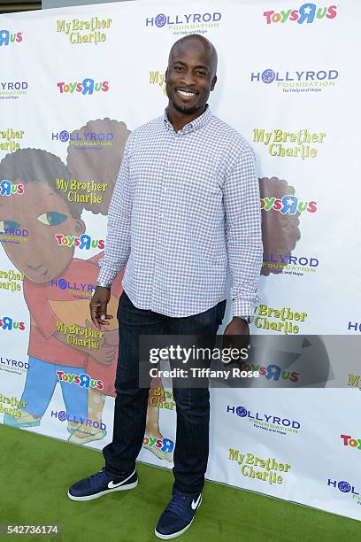 Former Football Player Akbar Gbajabiamila attends the HollyRod Foundation's "My Brother Charlie goes to the Aquarium" Presented by Toys'R'Us at the...