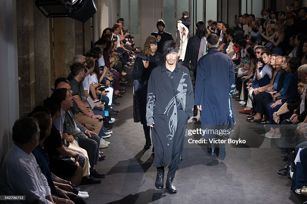 Yohji Yamamoto : Runway - Paris Fashion Week - Menswear Spring/Summer 2017
