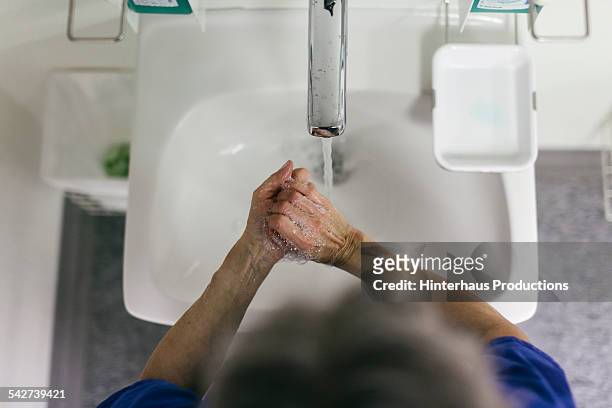 doctor washing hands before surgery - foam hand stockfoto's en -beelden