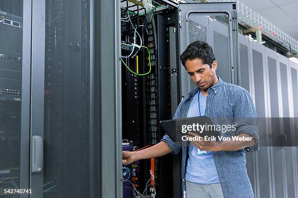 people working in modern server room - completamente desabrochado fotografías e imágenes de stock
