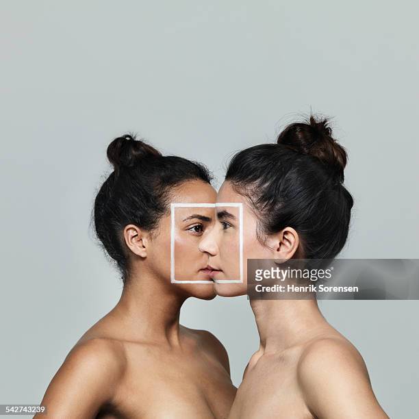 two women facing each other - faccia a faccia foto e immagini stock