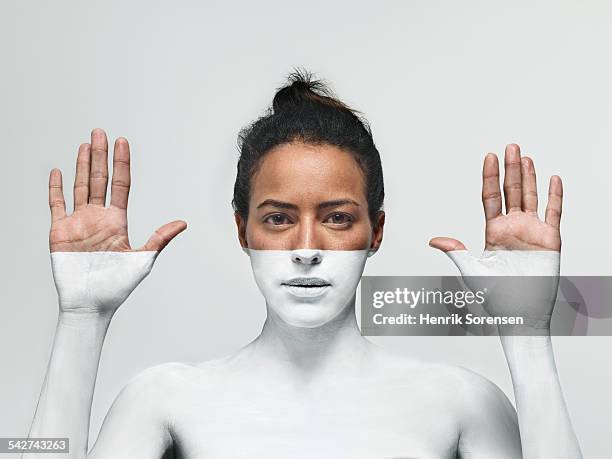 woman painted white - female body painting fotografías e imágenes de stock