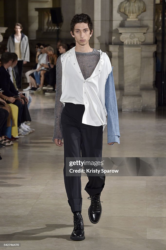 Maison Margiela : Runway - Paris Fashion Week - Menswear Spring/Summer 2017