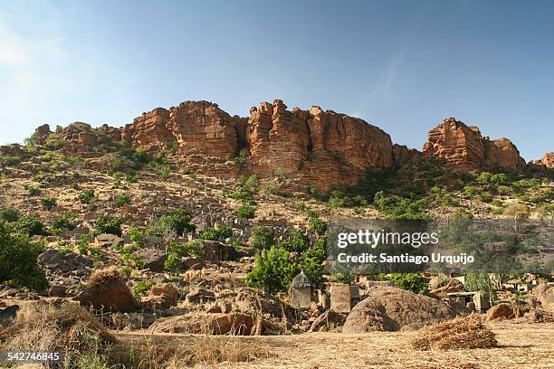 dogon village below the bandiagara escarpment - dogon stock pictures, royalty-free photos & images