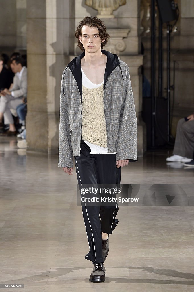 Maison Margiela : Runway - Paris Fashion Week - Menswear Spring/Summer 2017