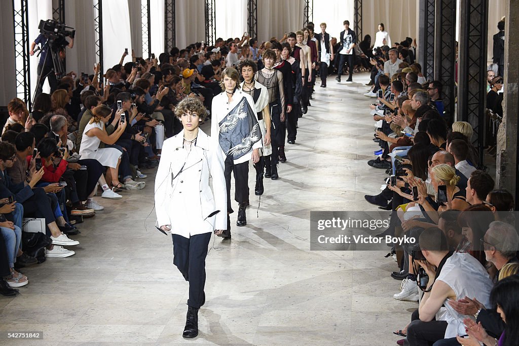 Ann Demeulemeester : Runway - Paris Fashion Week - Menswear Spring/Summer 2017