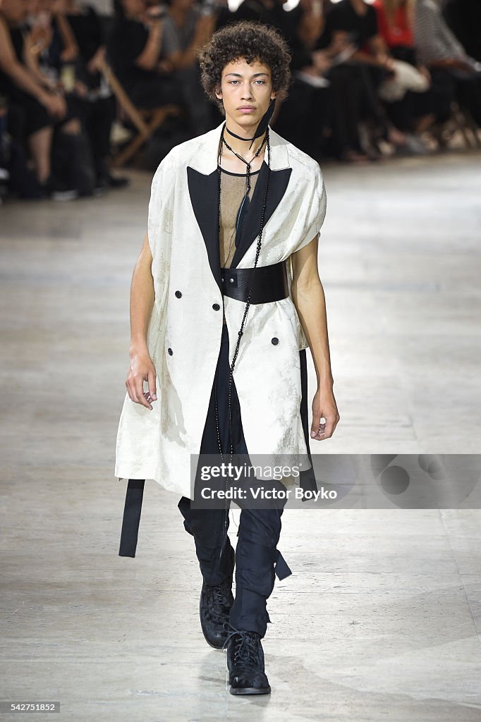 Ann Demeulemeester : Runway - Paris Fashion Week - Menswear Spring/Summer 2017