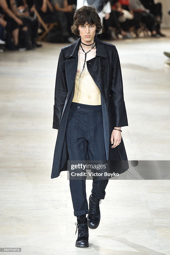 Ann Demeulemeester : Runway - Paris Fashion Week - Menswear Spring/Summer 2017