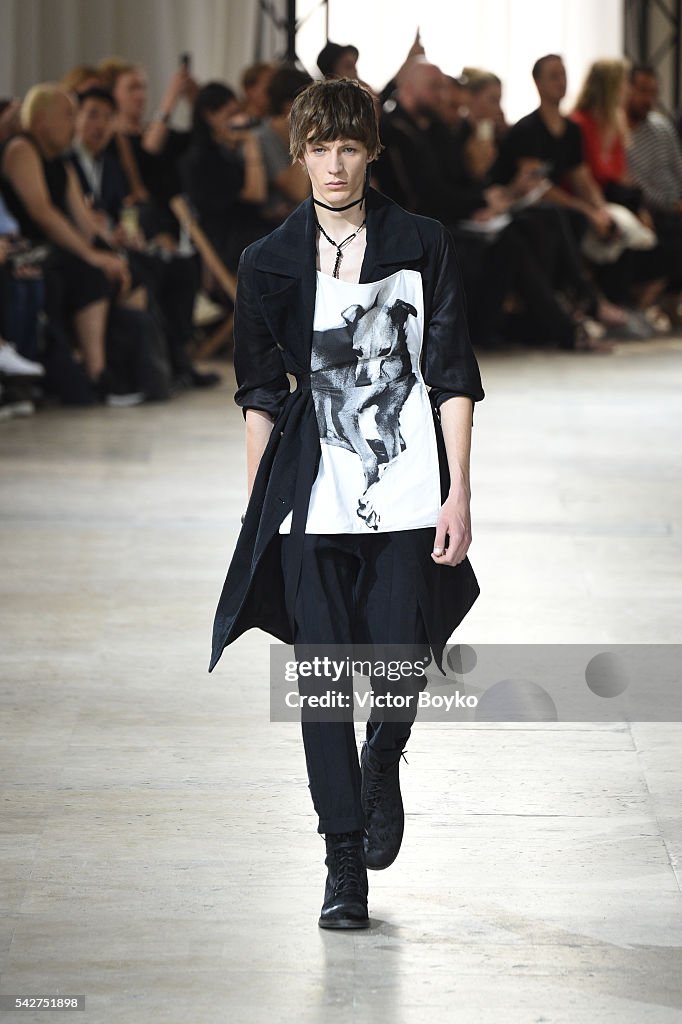 Ann Demeulemeester : Runway - Paris Fashion Week - Menswear Spring/Summer 2017