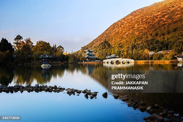 black dragon pool - black dragon pool park stockfoto's en -beelden