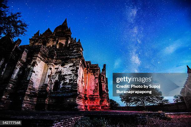 the milky way with pagoda of bagan - couple au lit stockfoto's en -beelden