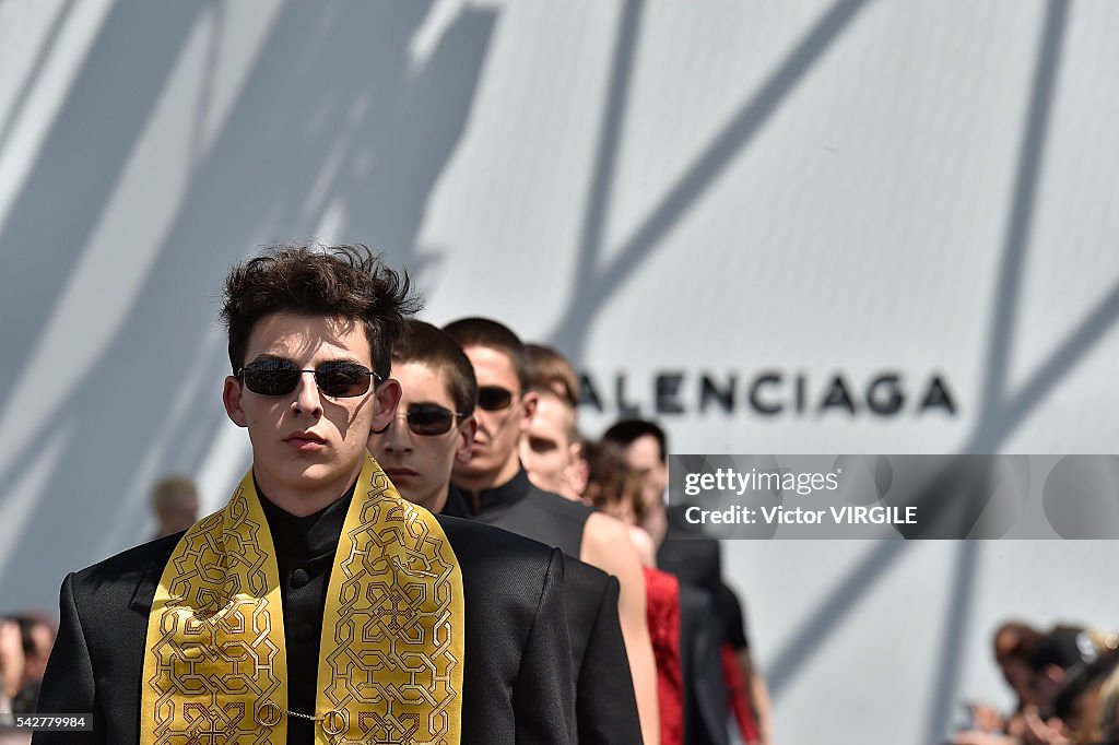 Balenciaga : Runway - Paris Fashion Week - Menswear Spring/Summer 2017