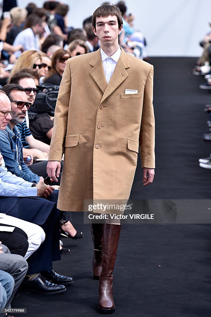 Balenciaga : Runway - Paris Fashion Week - Menswear Spring/Summer 2017