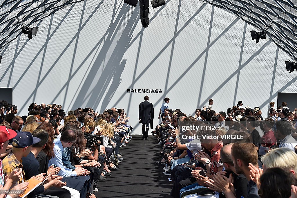 Balenciaga : Runway - Paris Fashion Week - Menswear Spring/Summer 2017