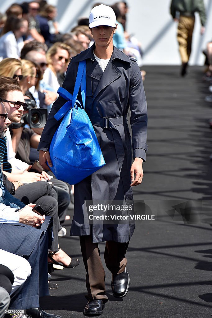 Balenciaga : Runway - Paris Fashion Week - Menswear Spring/Summer 2017