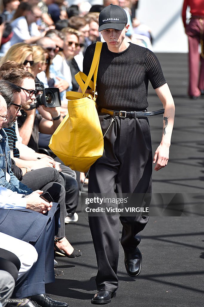 Balenciaga : Runway - Paris Fashion Week - Menswear Spring/Summer 2017